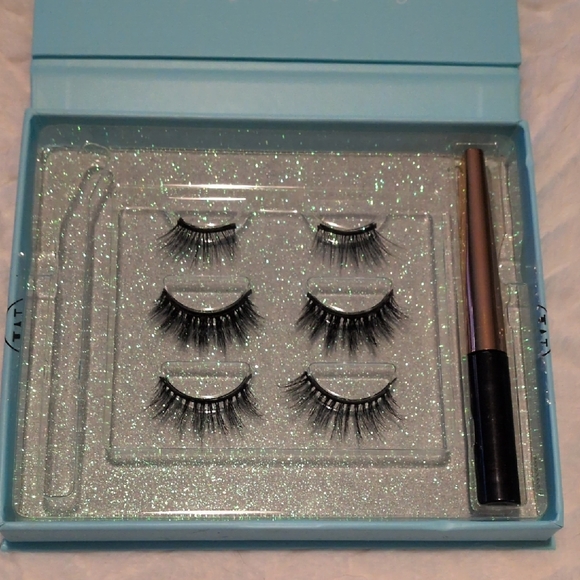 Magnetic Eyelash Kit with Black Eyeliner - Picture 1 of 2